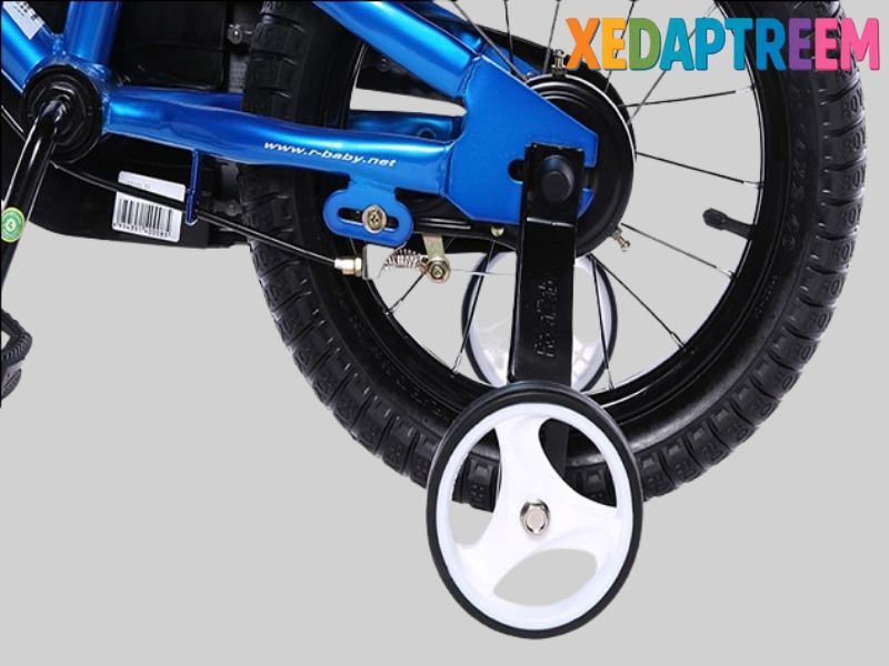 Cách Lắp Ráp Xe Đạp Trẻ Em Đúng Kỹ Thuật, An Toàn Cho Bé 22 Bánh phụ lắp đúng độ cao hỗ trợ thăng bằng khi áp dụng cách lắp ráp xe đạp trẻ em đơn giản