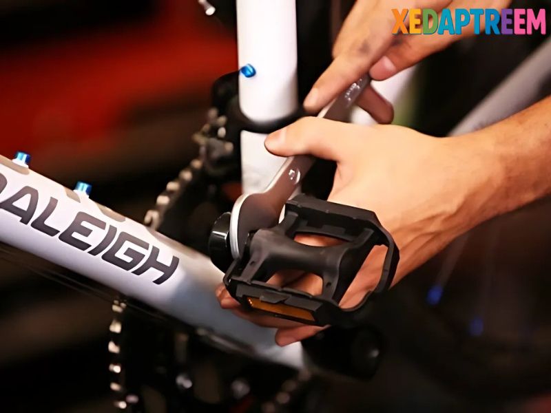 Cách Lắp Ráp Xe Đạp Trẻ Em Đúng Kỹ Thuật, An Toàn Cho Bé 20 Lắp bàn đạp đúng ren quyết định hiệu quả truyền lực cho xe đạp trẻ em