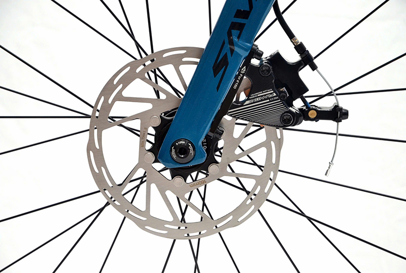 Xe Đạp Đua Carbon SAVA X9.2 R7000 - Full Carbon 18 Cận cảnh phanh đĩa FLWONE bánh trước SAVA X9.2 R7000